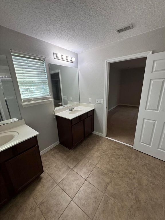 Image 17 of property listing at 11938 SILVERLAKE PARK DRIVE, Windermere, FL 34786