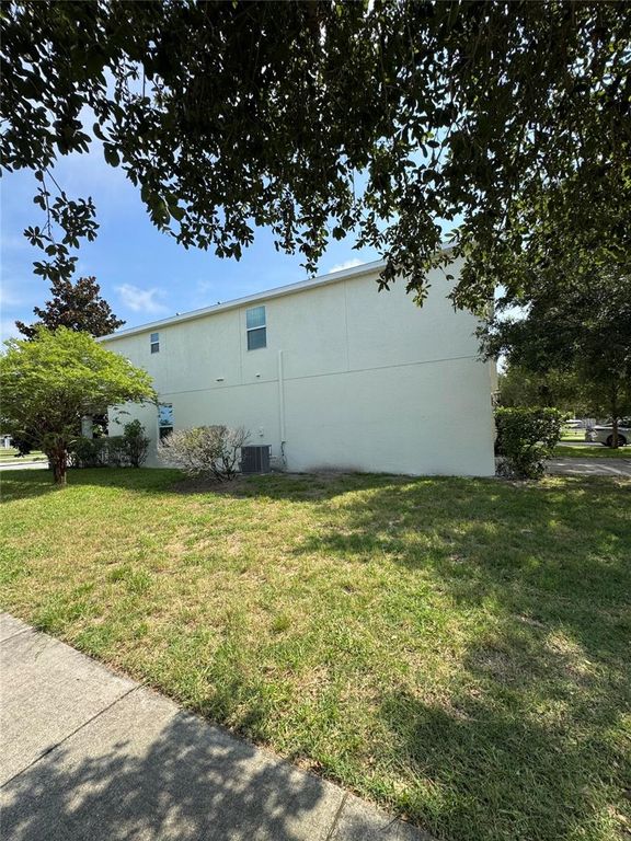 Image 42 of property listing at 11938 SILVERLAKE PARK DRIVE, Windermere, FL 34786