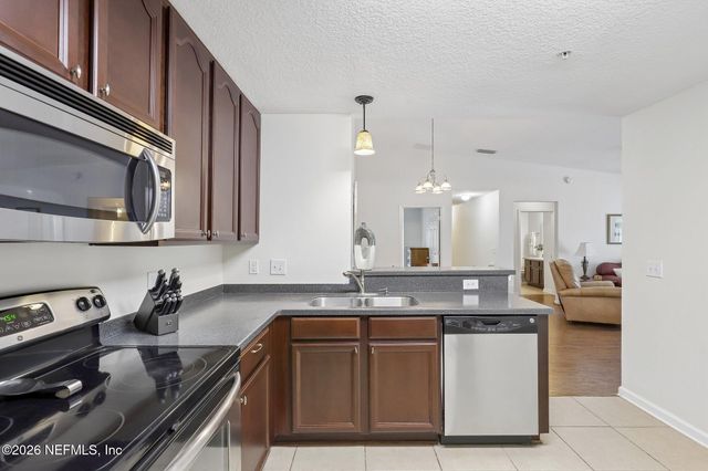 7039 DEER LODGE Circle 105, Jacksonville, FL 32256