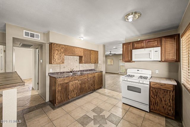 1516 W SHANGRI LA Road, Phoenix, AZ 85029