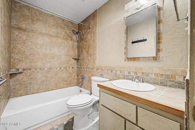 1516 W SHANGRI LA Road, Phoenix, AZ 85029