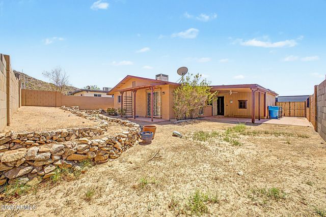 1516 W SHANGRI LA Road, Phoenix, AZ 85029