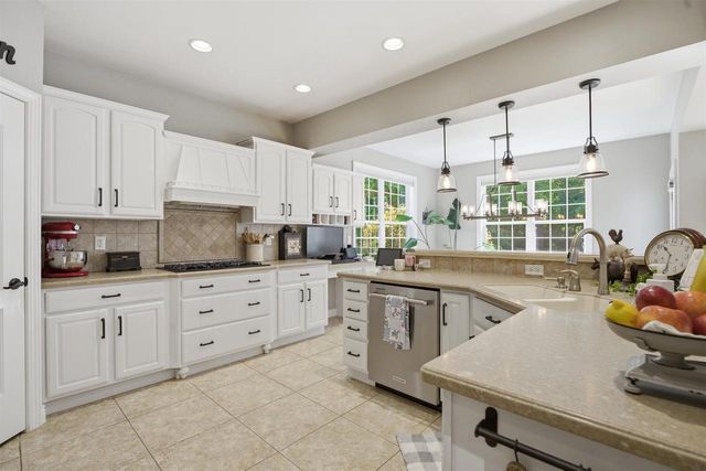 1594 KINGSWOOD DRIVE, Neenah, WI 54956