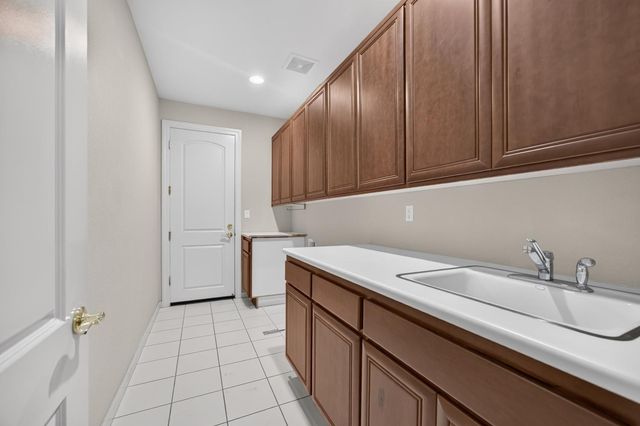9596 Golf Course Ln, Elk Grove, CA 95758