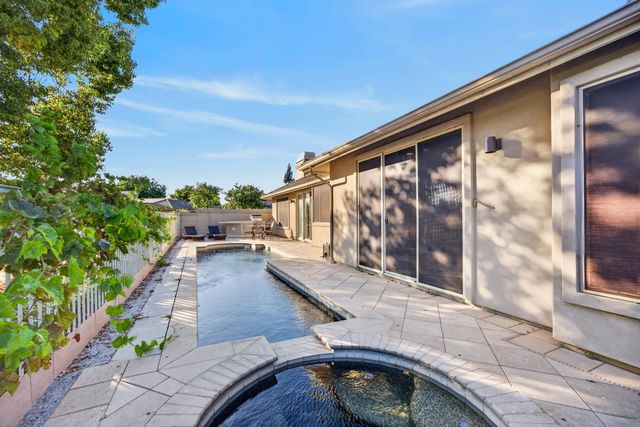9596 Golf Course Ln, Elk Grove, CA 95758