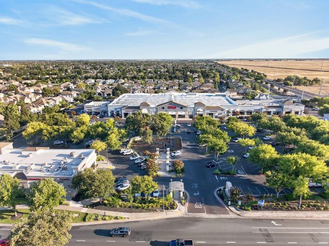 9596 Golf Course Ln, Elk Grove, CA 95758
