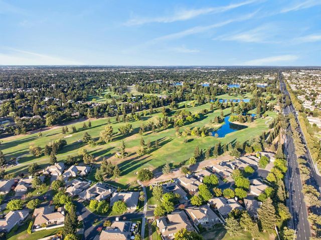 9596 Golf Course Ln, Elk Grove, CA 95758