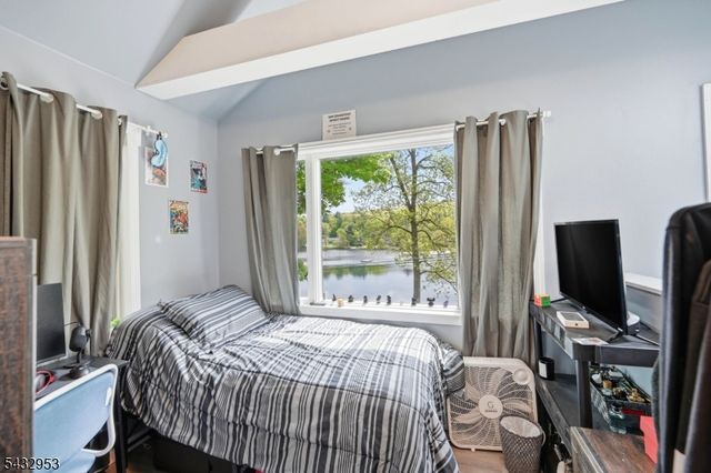 48 Goldfinch Ln, West Milford Twp., NJ 07421