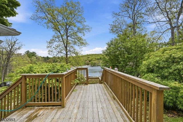 48 Goldfinch Ln, West Milford Twp., NJ 07421