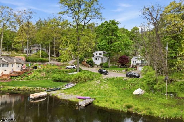 48 Goldfinch Ln, West Milford Twp., NJ 07421