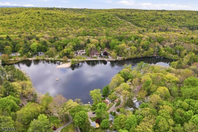48 Goldfinch Ln, West Milford Twp., NJ 07421