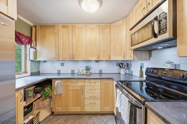 48 Goldfinch Ln, West Milford Twp., NJ 07421