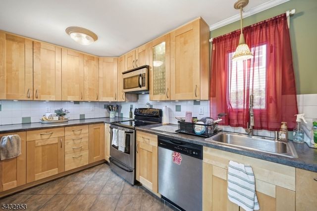 48 Goldfinch Ln, West Milford Twp., NJ 07421