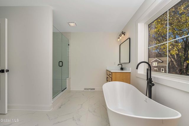 73 Ashtree Lane, Niskayuna, NY 12309