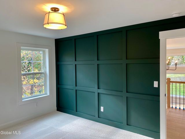 73 Ashtree Lane, Niskayuna, NY 12309