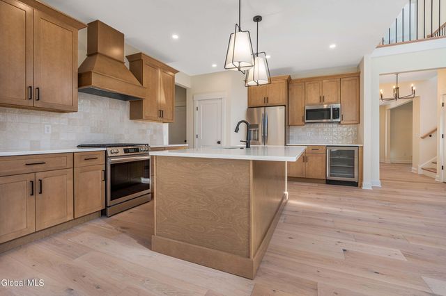 73 Ashtree Lane, Niskayuna, NY 12309