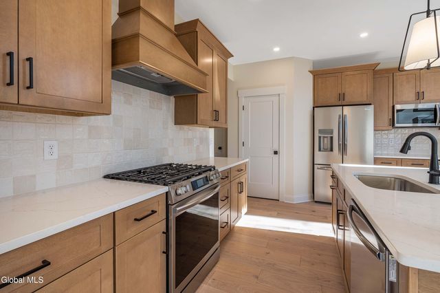 73 Ashtree Lane, Niskayuna, NY 12309