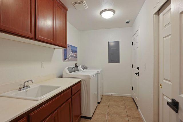 1583 Roger Dr, Tracy, CA 95304