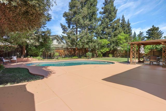 1583 Roger Dr, Tracy, CA 95304