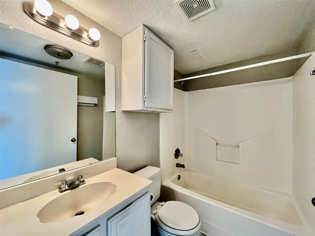 701 W Sycamore Street 101, Denton, TX 76201