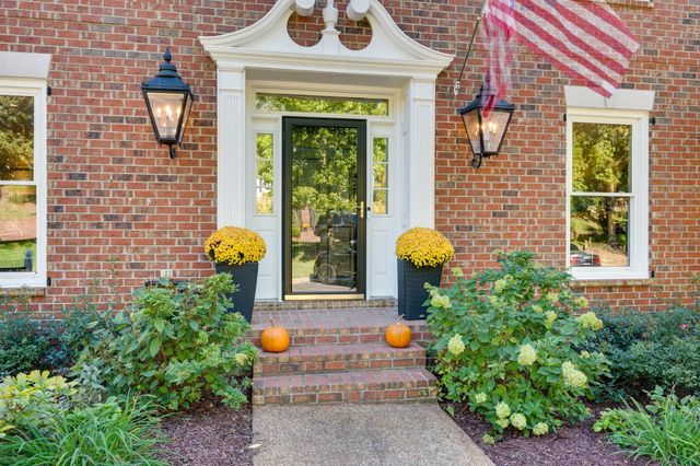 65 Ravenwood Hills Cir, Nashville, TN 37215