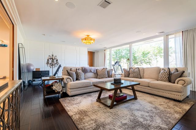 210 Pine Hollow Lane, Houston, TX 77056