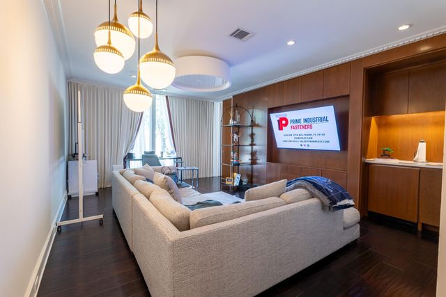 210 Pine Hollow Lane, Houston, TX 77056