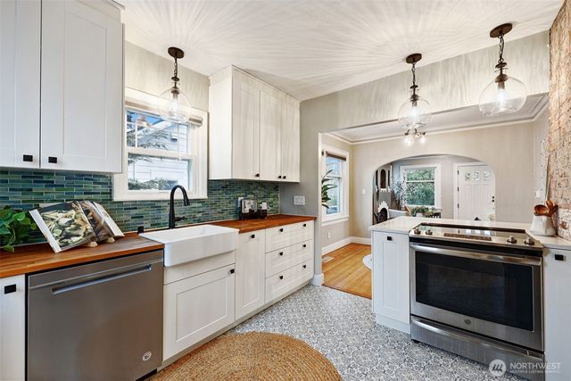 9231 39th Avenue S, Seattle, WA 98118