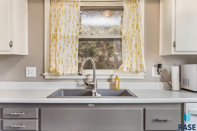 330 S Chicago Ave Avenue, Sioux Falls, SD 57103