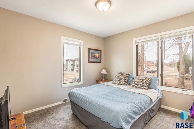 330 S Chicago Ave Avenue, Sioux Falls, SD 57103