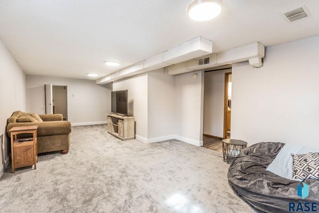 330 S Chicago Ave Avenue, Sioux Falls, SD 57103