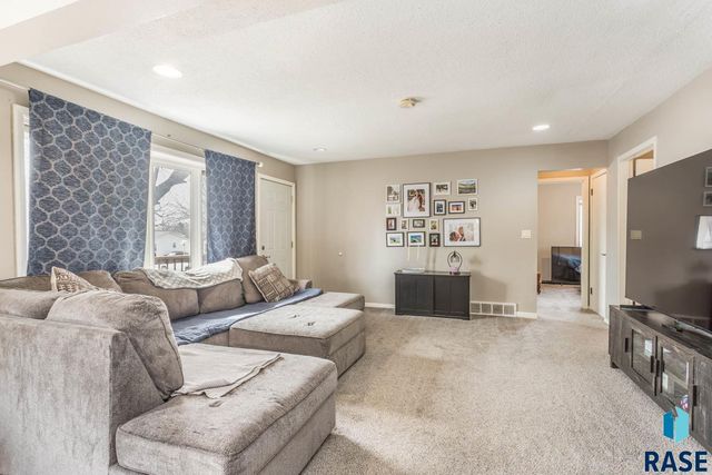 330 S Chicago Ave Avenue, Sioux Falls, SD 57103