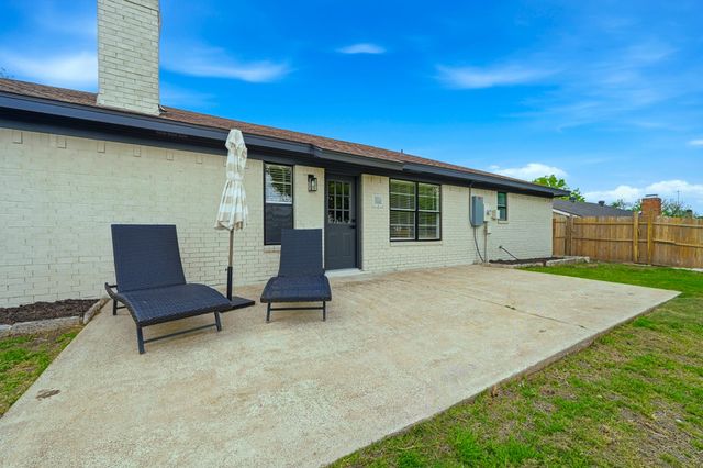 3813 Fox Hollow Drive, Bedford, TX 76021