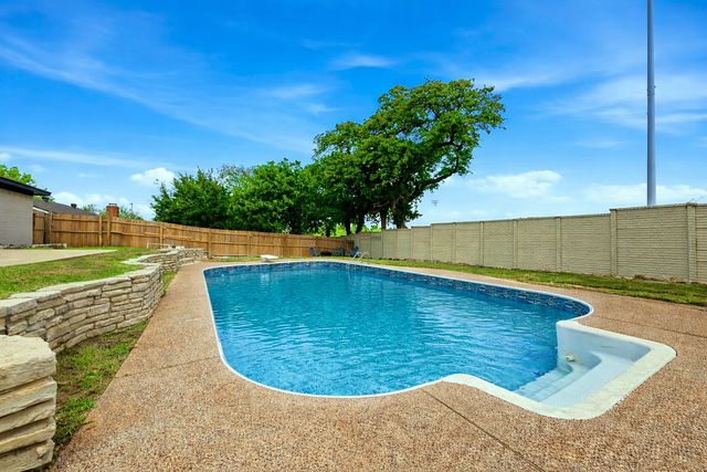 3813 Fox Hollow Drive, Bedford, TX 76021