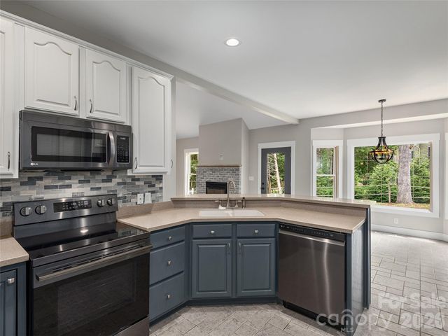 104 Arrowood Lane, Hendersonville, NC 28791