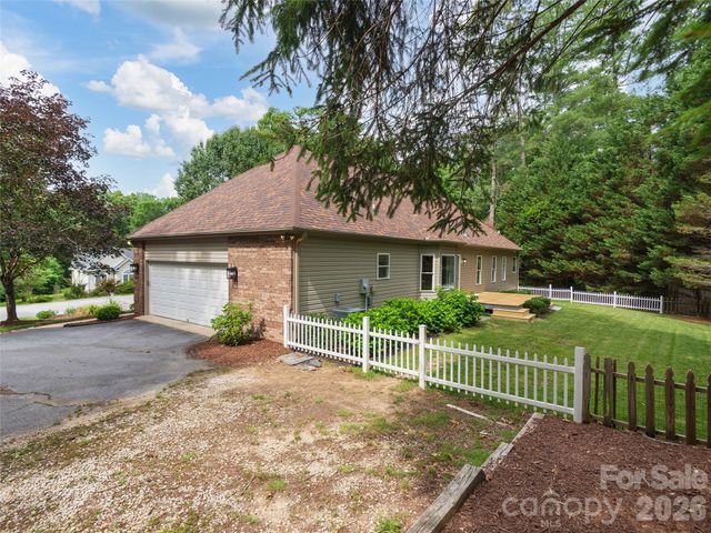 104 Arrowood Lane, Hendersonville, NC 28791