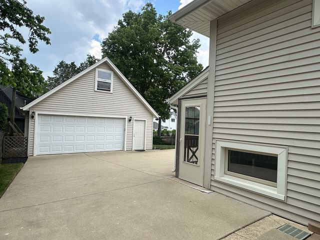 242 Holmes Avenue, Clarendon Hills, IL 60514