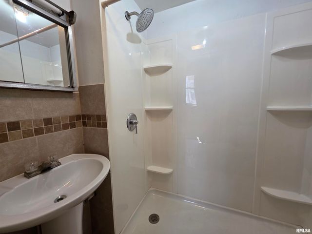 1403 W MAIN Street, Peoria, IL 61606