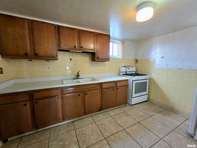 1403 W MAIN Street, Peoria, IL 61606