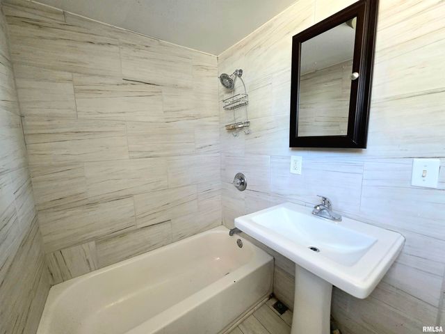 1403 W MAIN Street, Peoria, IL 61606