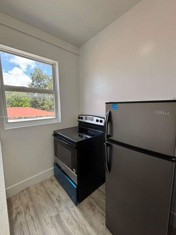 1051 NW 2nd St 10, Miami, FL 33128