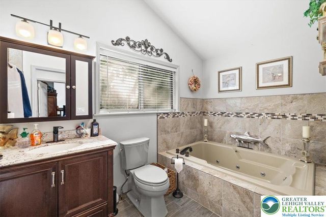 1237 Brentwood Drive, East Stroudsburg, PA 18301