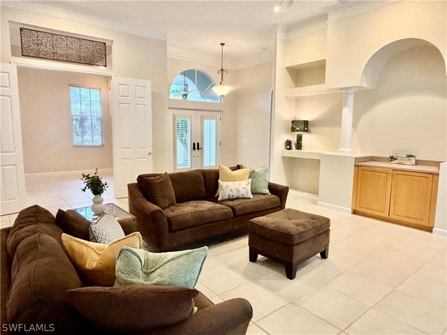 615 Soliel DR, Naples, FL 34110