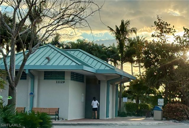 615 Soliel DR, Naples, FL 34110