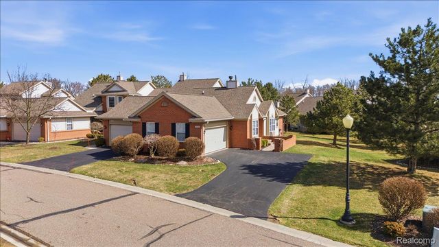 10324 Champions Circle 44, Grand Blanc Charter Township, MI 48439