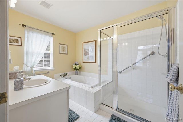 10324 Champions Circle 44, Grand Blanc Charter Township, MI 48439