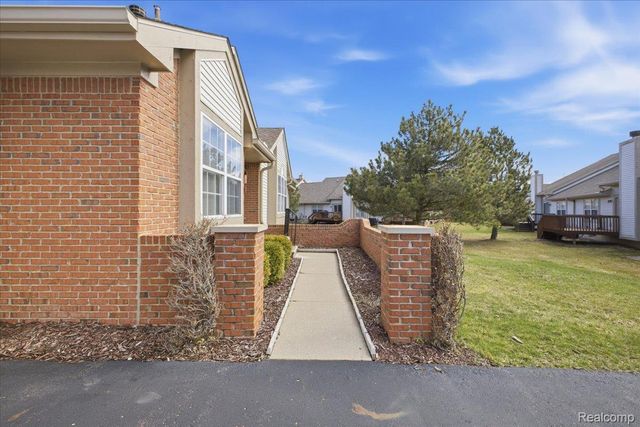 10324 Champions Circle 44, Grand Blanc Charter Township, MI 48439