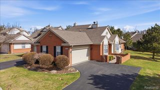 10324 Champions Circle 44, Grand Blanc Charter Township, MI 48439