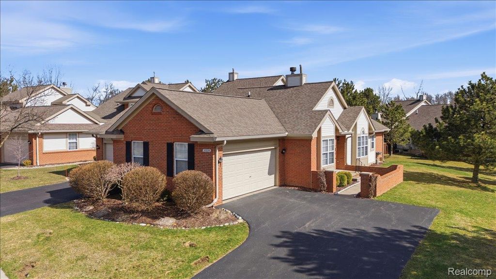 10324 Champions Circle 44, Grand Blanc Charter Township, MI 48439