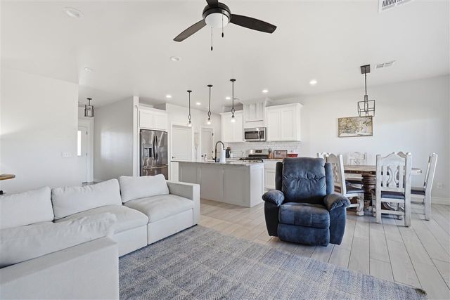 214 NW Sandstone Ave, Cache, OK 73527